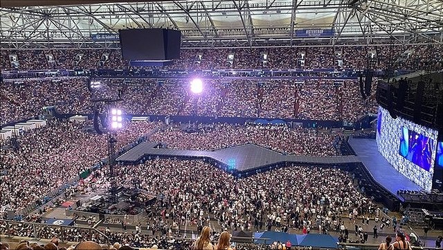 Die Hamburger Konzerte von Taylor Swift sind – wie auch in Gelsenkirchen (Foto) – ausverkauft. Die Schwingungen, die der Auftritt und die mehr als 50.000 Fans auslösen werden, überträgt das „Wave“-Netzwerk im Livestream.