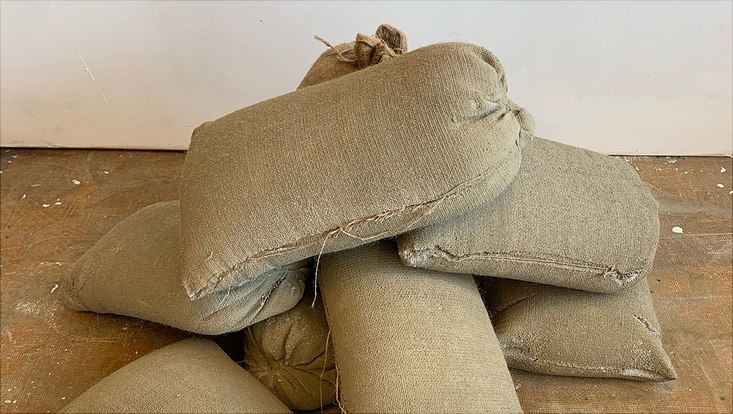 carl-bild4-733x414 Eindruck des Kunstwerkes von Carl Maria Kemper: ein Stapel aus acht gegossene Säcke