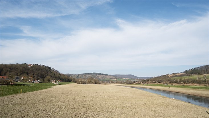 calr-bild5-733x414 Flutspuren im Gras am Uferbereich hinter der Schleuse in Einbeck-Salzderhelden