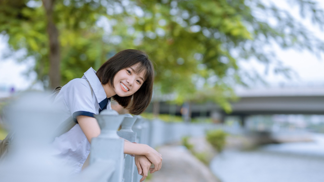 Studentin an einem Ufer