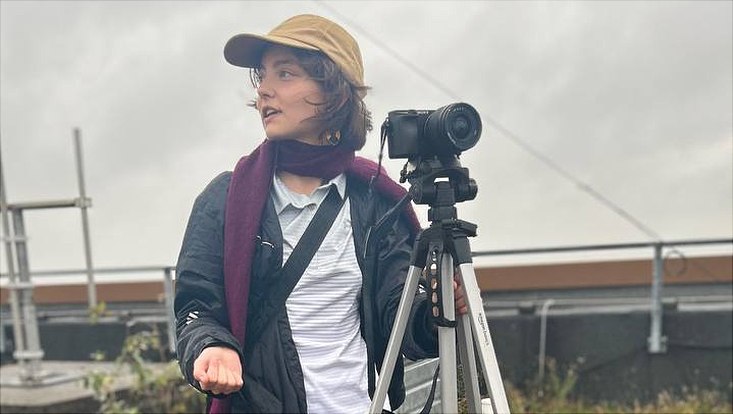 Alva Berlich mit Kamera auf dem Geomatikum