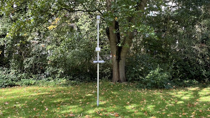 Wetterstation auf einer Wiese