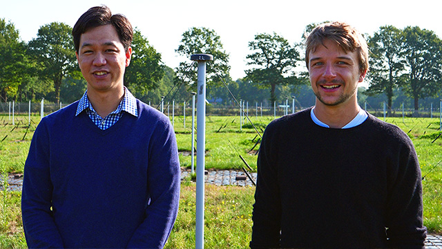 teaser-08-denis-und-hoang In der achten und letzten Folge von „Warum Astrophysik?“ nehmen uns Dr. Duy Hoang und Denis Wittor mit zur LOFAR-Station in Hamburg, erzählen von ihrem wissenschaftlichen Werdegang und berichten über spannende Projekte, wie das Röntgenteleskop eROSIT