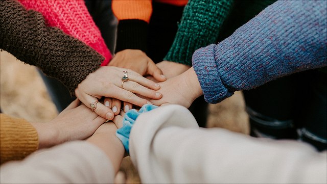 hannah-busing-zyx1bk9mqma-unsplash-640x361 Aufeinander liegende Hände von mehreren Personen