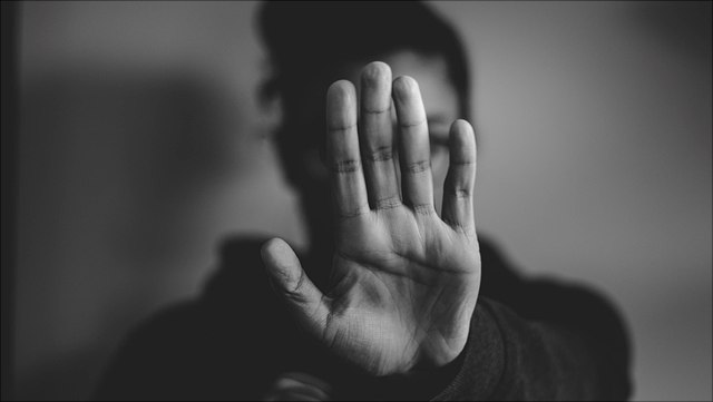 nadine-shaabana-drzymtae-va-unsplash-640x361 Frau mit einer erhobenen Hand