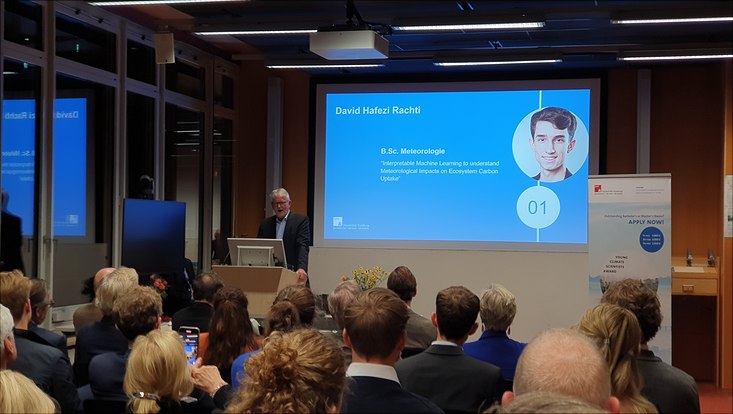 ycsa1-733x414 Laudator Prof. Dr. Kay-Christian Emeis gibt Einblicke in die prämierten Arbeiten und erläutert das Vorgehen in der Jury.