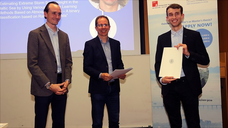 ycsa3-733x414 Otto Bischoff von der Gesellschaft Harmonie von 1789 e.V., CEN Direktor Prof. Dr. Grischa Perino mit dem Preisträger Davi Hafezi Rachti (v.l.n.r.)