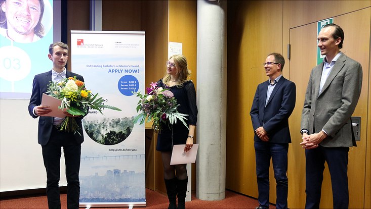 ycsaneue-733x414 Der Meteorologe David Hafezi Rachti dankt den Betreuern seiner Arbeit und den Sponsoren des Preises, hier im Bild mit Cathrin-Charlotte Basche, Prof. Grischa Perino und Otto Bischoff (v.l.n.r.). Der dritte Preisträger, Kai Bellinghausen wurde für sei