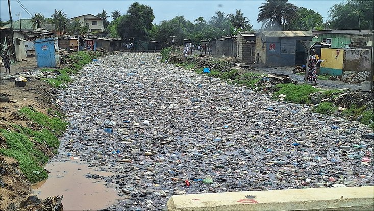 2024-10-17-plastikmüll-in-fluss-733x414 Die Regenfälle spülten Plastikabfälle in einen Fluss