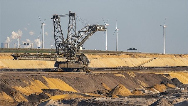 Braunkohletagebau in Deutschland, Blick auf Schwermaschinen, Förderbänder, Bodenaushub und Windkraftanlagen im Hintergrund