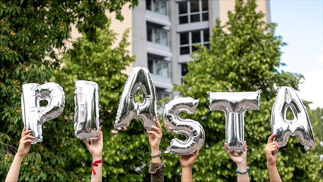 hands holding the letters "PIASTA"