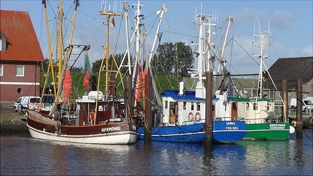 Drei große Kutter an einem Hafen