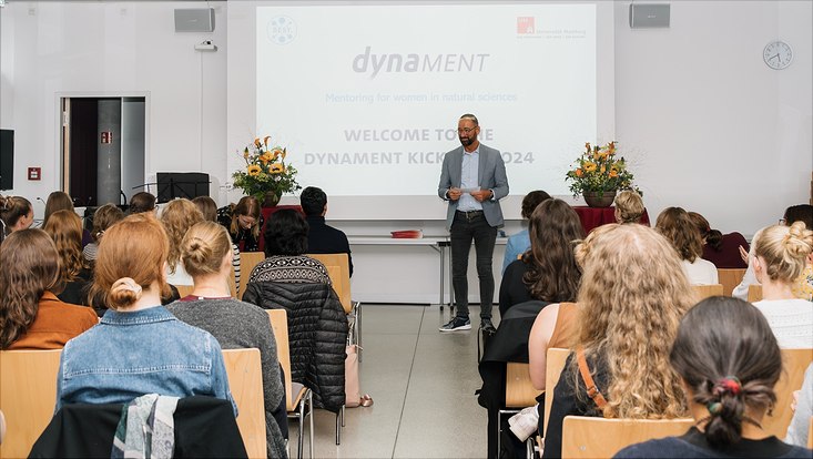 dynament-kickoff-2024-ep-1302-733x414 Norbert Ritter vor Publikum im Seminarraum