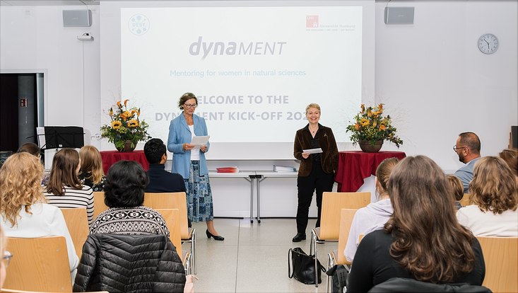 dynament-kickoff-2024-ep-1322-733x414 Angelika Paschke-Kratzin und Beate Heinemann vor Publikum im Seminarraum