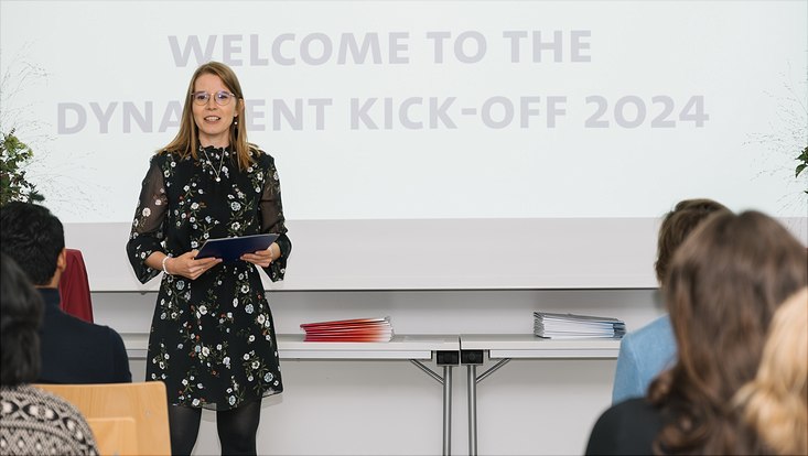 dynament-kickoff-2024-ep-1300-733x414 Eileen Schwanold vor dem Publikum im Seminarraum