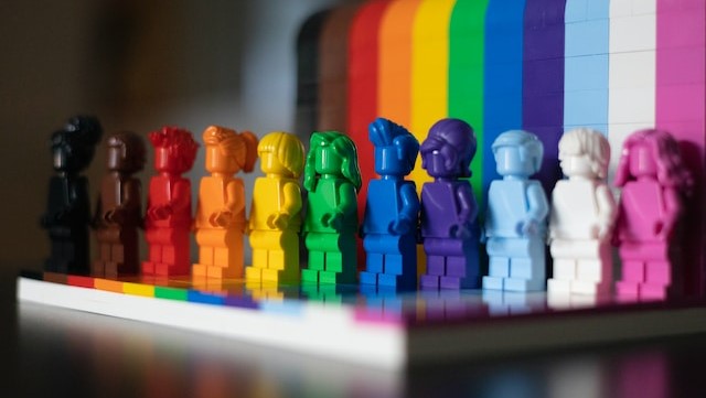 james-a-molnar-unsplash-640x361 Lego-Figuren in Regenbogenfarben
