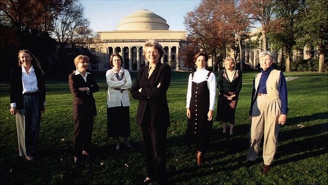 picture-a-scientist-640x361 Sieben Wissenschaftlerinnen stehen aus einer Wiese vor einem Gebäude