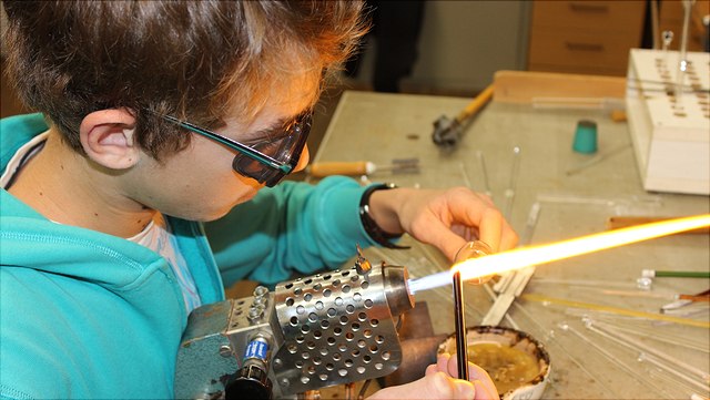 img-3024-640x361 Ein Schüler bei der Glasbearbeitung