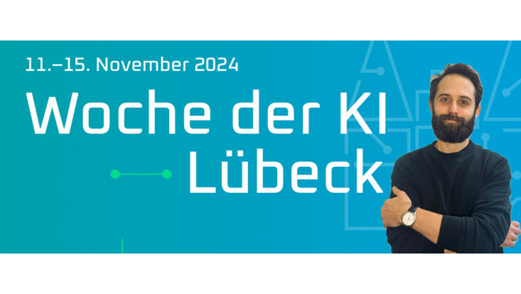 Das Holstentor als digitaler Schaltkreis auf hellblauem Hintergrund als Keyvisual und überlagertem Portrait des Sprechers