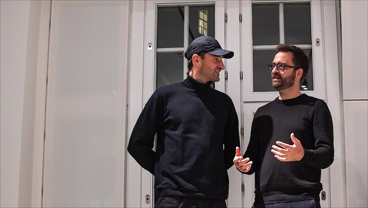 exhibition-14 Carl Maria Kemper and Dr. Jan Wilkens discussing at the vernissage