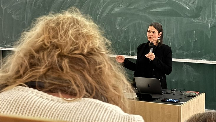 Hörsaal mit Dr. Thea Lautenschläger am Pult zum Wintervortrag zum Thema Bionik