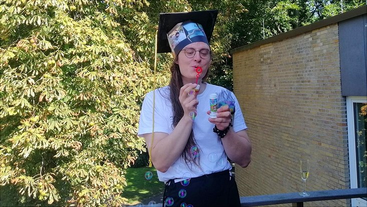 Laurin Steidle nach der Verteidigung seiner Doktorarbeit
