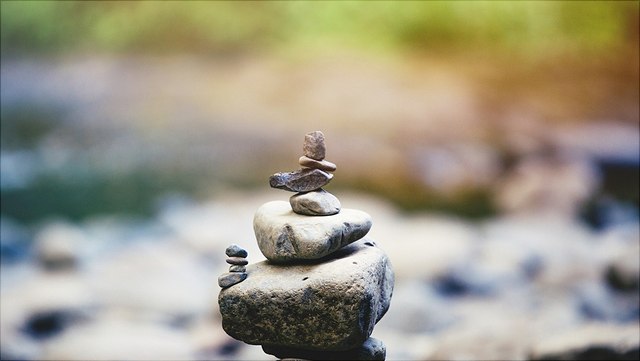 austin-neill-zahnal-ic3o-unsplash-640x361 Es sind einige Steine aufeinandergestaplet. Die unteren Steine sind größer als die oberen. Der Hintergrund ist verschwommen.