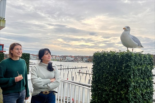 img-9853-540x360 Katrin Möller und Awaz Mohamed bei einer Pause auf dem Hotelbalkon