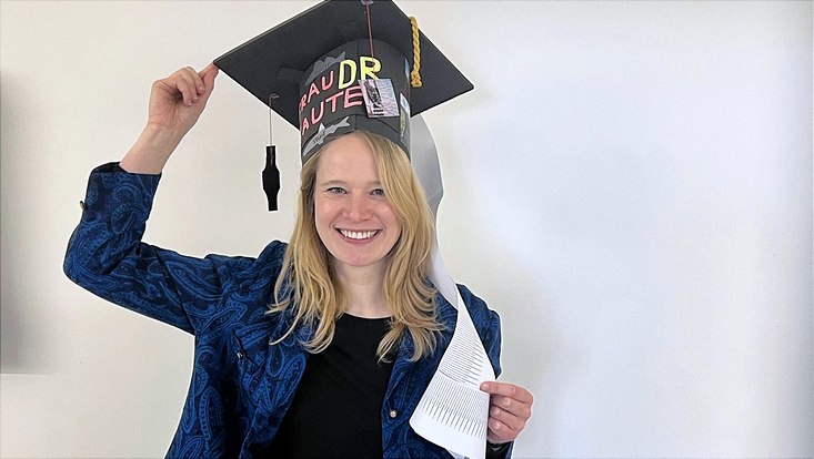 Elena Hauten after the defense of her doctoral thesis with a doctoral hat