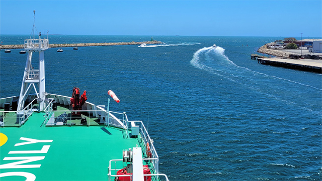 see-640-361 Blick über ein Schiff auf das Meer im Hafen