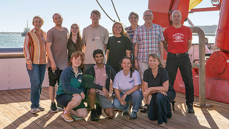 Gruppe auf dem Deck eines Schiffes