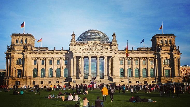 Reichstagsgebäude vor einem strahlend blauen Himmel.