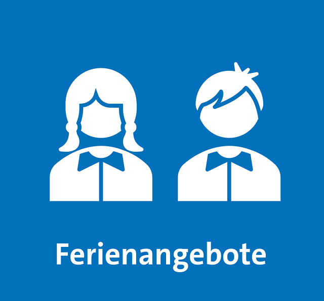 Blauer Hintergrund mit weißen Piktrogrammen einer Schülerin und eines Schülers mit der Unterschrift Ferienangebote