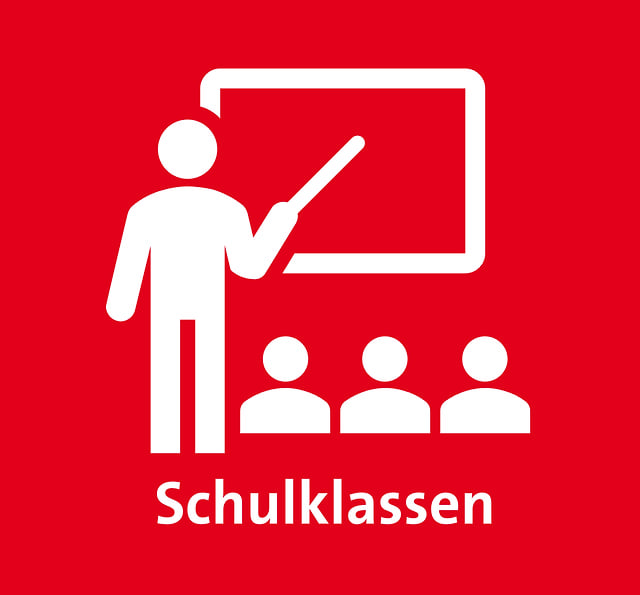 roter Hintergrund mit weißen Pigktogramm eines Lehrers vor einer Tafel mit Schülern und der Unterschrift Schulklassen