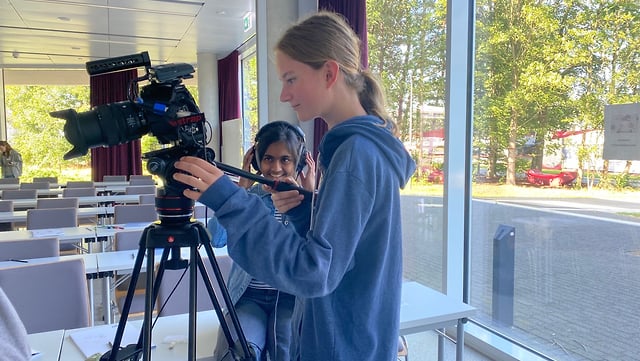 kamera-1-schonefeld-640x361 Zwei Mädchen an der Kamera