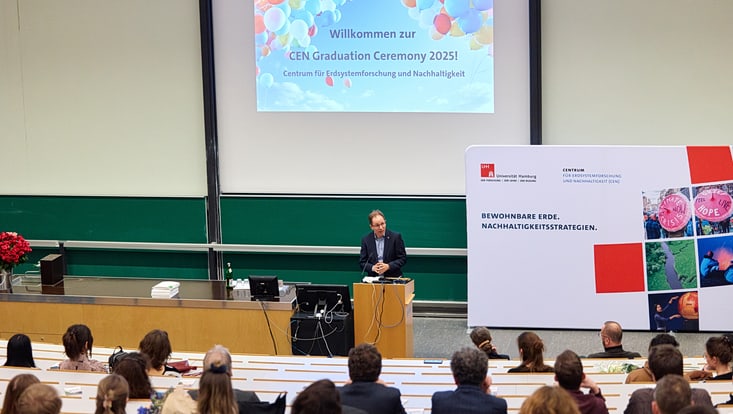 2025-02-cen-graduiertenfeier--7018-733x414 Prof. Grischa Perino begrüßt die Anwesenden bei der CEN Graduation Ceremony 2025.