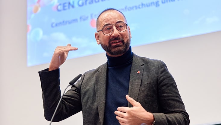 2025-02-cen-graduiertenfeier--7080-733x414 Prof. Norbert Ritter, Nahaufnahme.