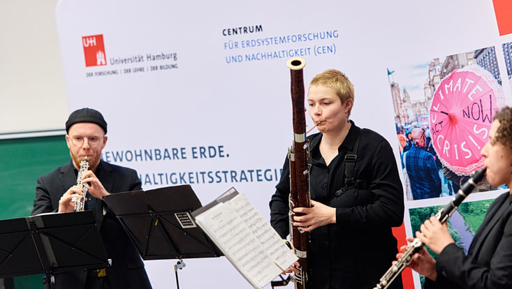 2025-02-cen-graduiertenfeier--7101-733x414 Das Trio d'Anches heureux mit Fagott, Oboe und Klarinette.