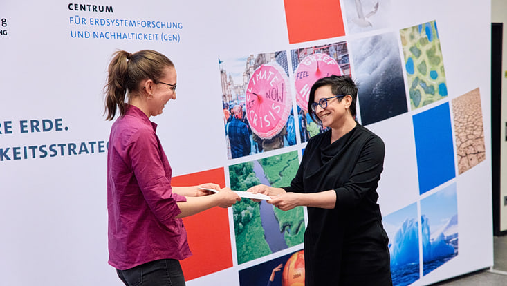 2025-02-cen-graduiertenfeier--7163-733x414 Prof. Céline Hadziioannou übergibt einer Master-Absolventin ihre Urkunde.
