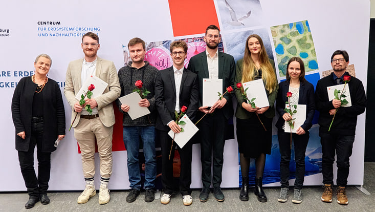 2025-02-cen-graduiertenfeier--7577-733x414 Prof. Martina Neuburger mit sieben Master-Absolvent:innen, die jeweils ihre Urkunde und eine Rose in den Händen halten.