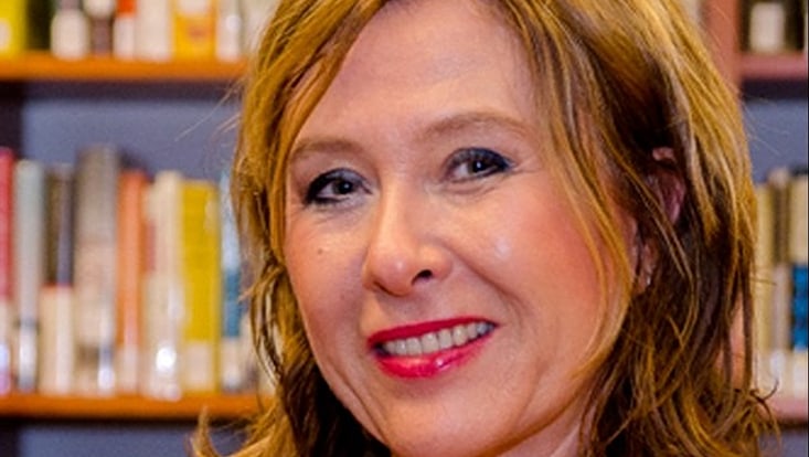 Portrait of woman before book shelf