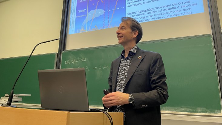 Dr. V. Matthias am Rednerpult eines Hörsaals