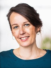 Profilbild von Franziska Neigenfind. Sie hat braune Haare und einen Seitenscheitel. Ihre Haar sind zusammengebunden. Sie trägt ein türkises Oberteil und lächelt.