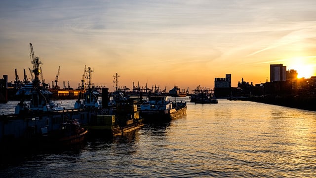 Hamburger Hafen bei Sonnenuntergang