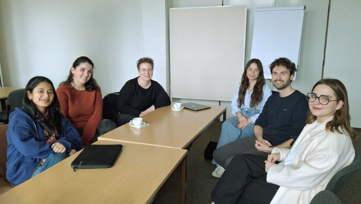 Auf diesem Bild sind die Studierenden des Projektes mit der Bucerius Law Clinic zu sehen, sowie Dr. Bian Sukrow