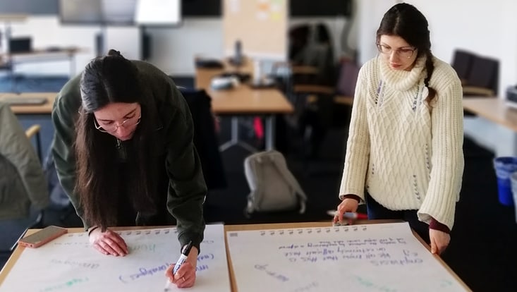 Julia Golebiowska und Michelle Schimmel während einer Gruppenarbeit