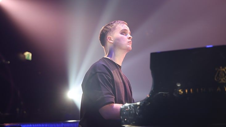 Der Pianist Levi Schechtmann am Flügel