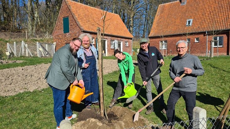 Bild von der PFlanzung des Apfelbaumes am Kiekeberg mit dem Apfel des JAhres