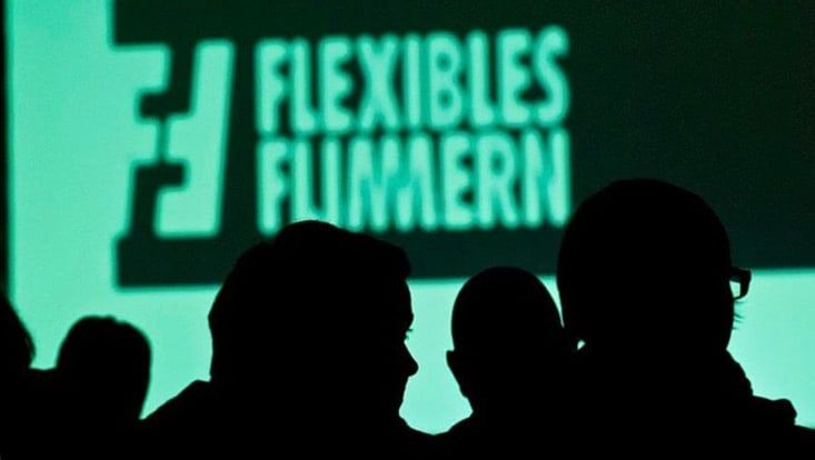 Flexibles Flimmer Logo mit Schatten von Publikum iom Vordergrund