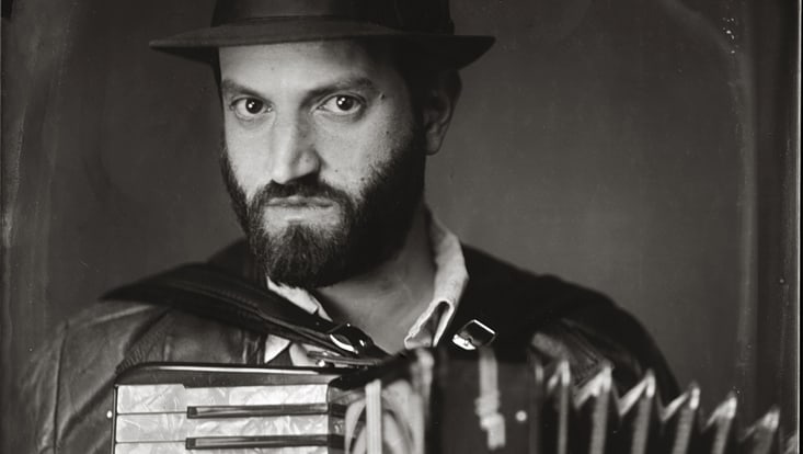 Der Musiker Daniel Kahn. Schwarz Weiß Nahaufnahme seines Porträts